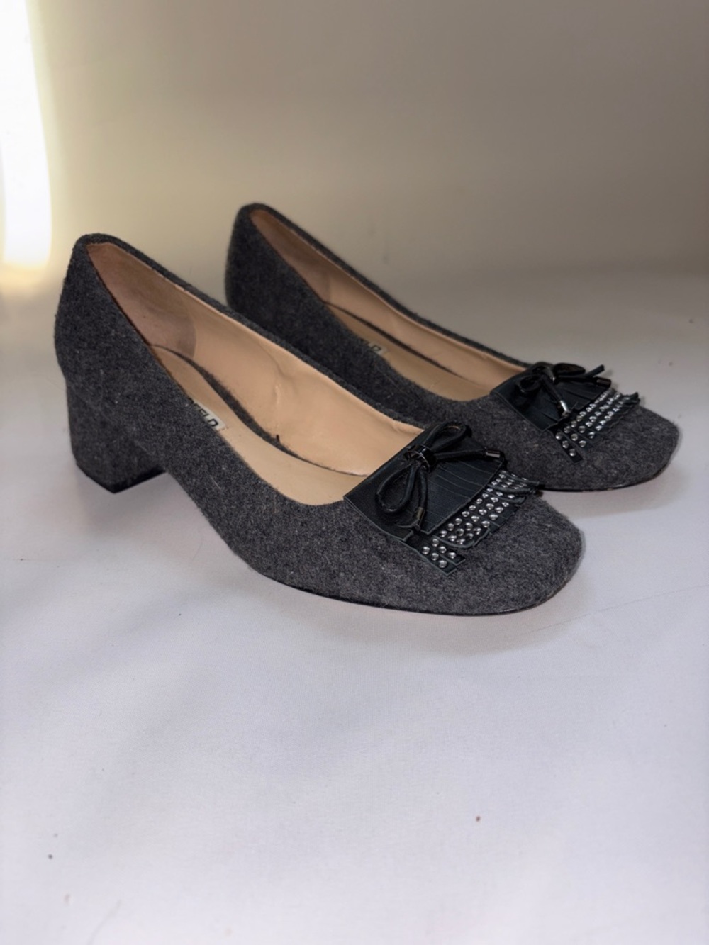 Karl Lagerfeld Cindy 2 Dark Gray Felt Block Heel with Bow & Stud Trim‎ Size 7.5